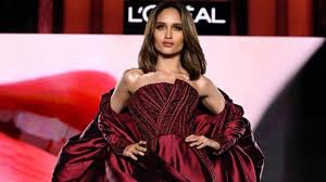 Cinta Laura Tampil Memukau di Paris Fashion Week 2025, Gaet Dua Brand Global dan Jadi Sorotan Media Dunia