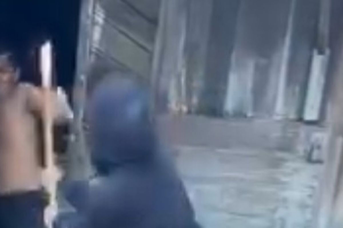 Pemilik Warnet di Medan Emosi Pukul Terduga Pencuri dengan Bambu, Video Kejadian Viral di Media Sosial